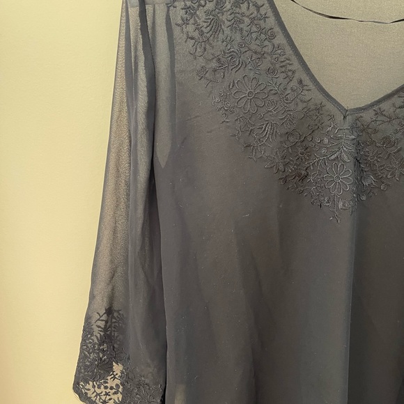 Sheer top with embroidery - Picture 3 of 3